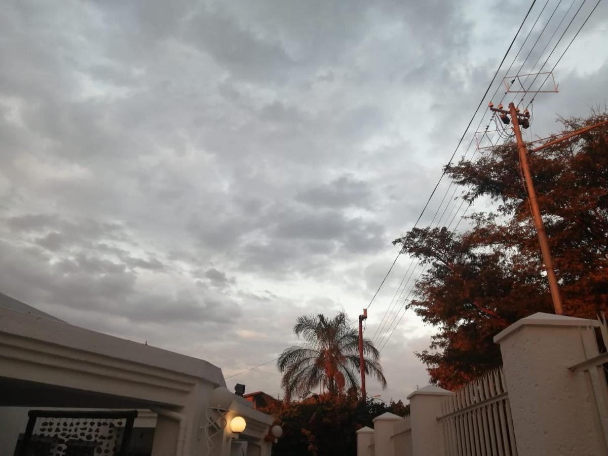 Palm View Guest House Pretoria-Noord Buitenkant foto